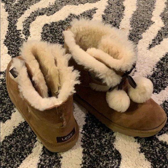 Girl’s Ugg boots - Picture 1 of 5